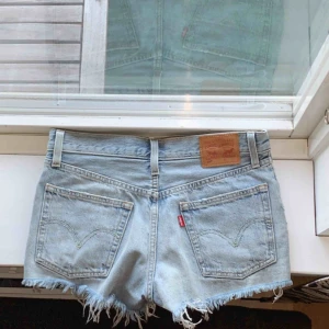  - Blå Levis shorts i storlek w26. Använda ett fåtal gånger. 