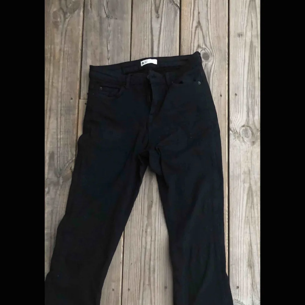 Snygga svarta bootcut byxor i storlek S. Lite för små för mig, 170-175 men annars bra!. Jeans & Byxor.