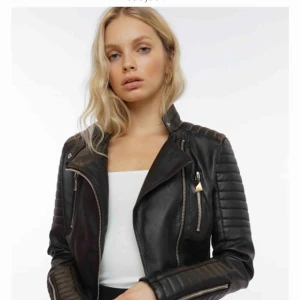  - Snygg skinnjacka (ej äkta skinn) från Chiquelle i storlek 38. Använd några gånger men är i riktigt fint skick, som ny enligt mig.