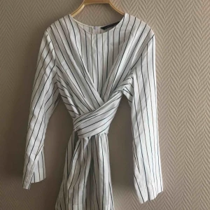  - En wrap tröja från Zara. Använt 3 ggr ish. Säljer pga köptes i fel storlek :( frakt tillkommer & priset kan diskuteras 