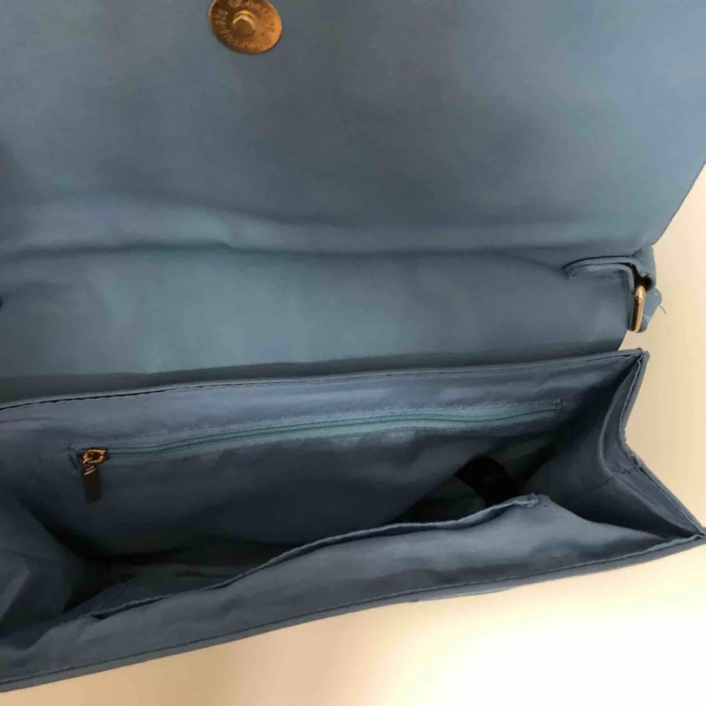 En jättefin blå axelremsväska!!💫💙 Köpt från Lindex och är perfekt nu till våren och sommaren! Köparen står för frakten!!. Väskor.