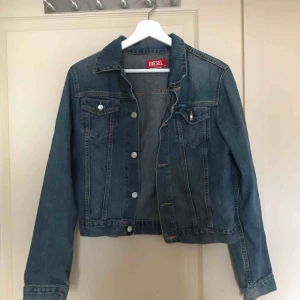  - Vintage dieseljacka i storlek M/L(står xxl på jackan) men stämmer inte i verkligheten. 