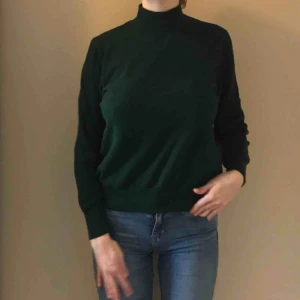  - Tröja av angoraull och lanaull från United colors of benetton. Superfin kvalite! Storlek skrivet är ”54” då den är italiensk. Men för att få en förståelse för storleken så är jag på bilden 1.77 cm lång, och brukar bära S/M i kläder. 