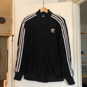  - En trackjacket från Adidas. Storlek 38/medium, damstorlek. Skick: 9/10. Levereras nytvättad. Finnes på Södermalm, Stockholm. Kan postas men då står Du för frakten, (59kr). Mvh Marija & Nugget