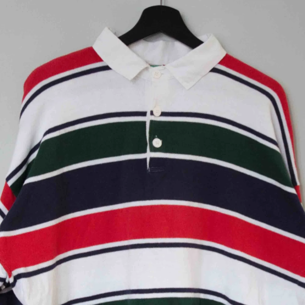 Säljer en vintage randig Benetton rugby tröja!  Size: L (saknar tag, drop shoulders) Cond: 8/10 (mycket bra vintage skick). Tröjor & Koftor.