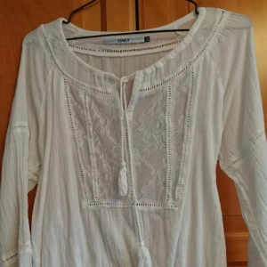  - Vit blus från Only 