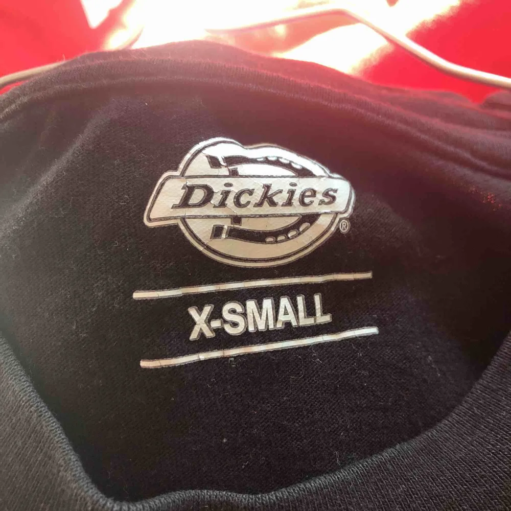 svart dickies t-shirt i xs :) säljer den pga att den blivit för liten för mig. frakt ingår inte i priset. T-shirts.