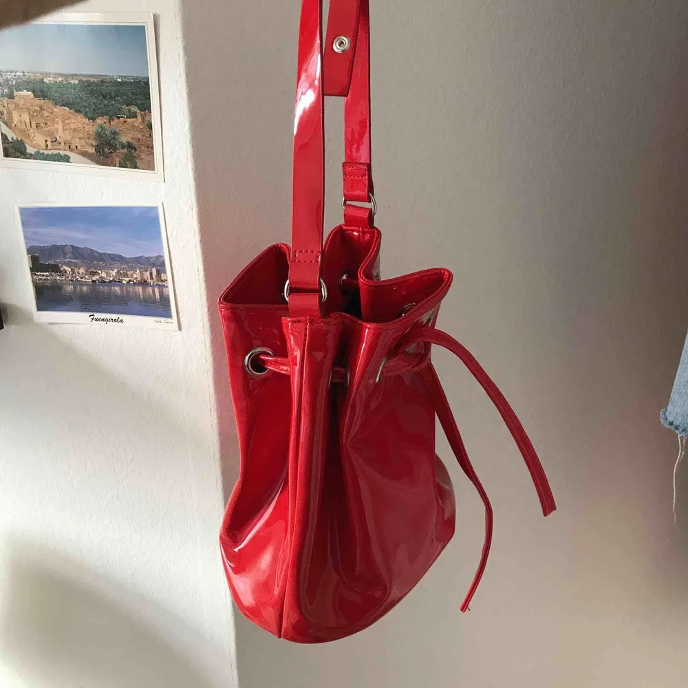 Röd lackväska från Monki!!! 🤠🔥. Väskor.