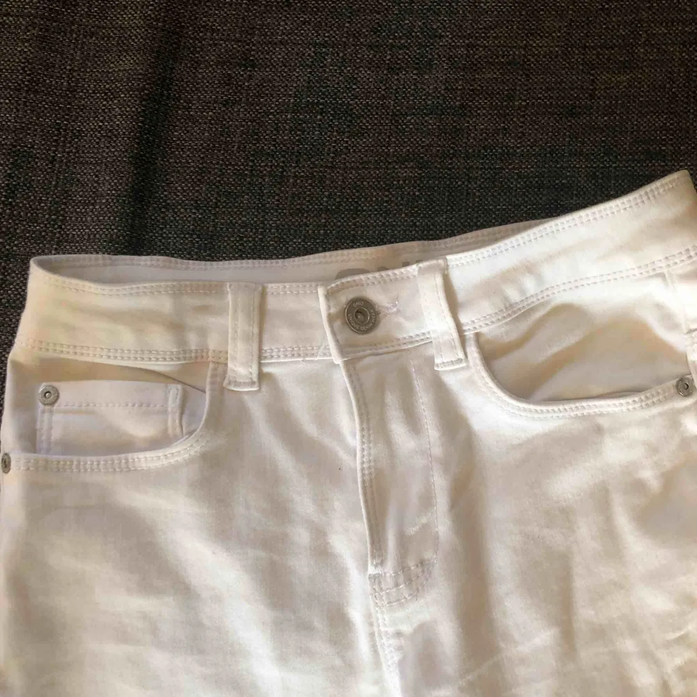 Vita byxor med hål Frakt ingår ej Säljer för minst 100kr. Jeans & Byxor.