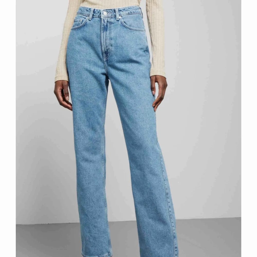 De super populära och svin snygga Weekday Row jeansen, i färgen sky blue!🥰💕🧚🏼‍♂️ Säljer då de är för små, därav aldrig använda😥. Jeans & Byxor.