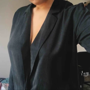  - Lite längre blazer/kavaj. Till mig går den precis under rumpan och jag är 174 cm lång. Aldrig använd, har lappen kvar! Ordinarie pris: 699kr