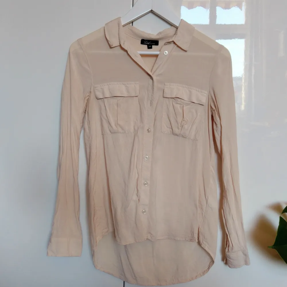 Ljusbeige skjorta från MQ. Mjukt, skirt, lite glansigt material. Superskön! Viskos 🌿  upphämtning i Stockholm ✨. Skjortor.