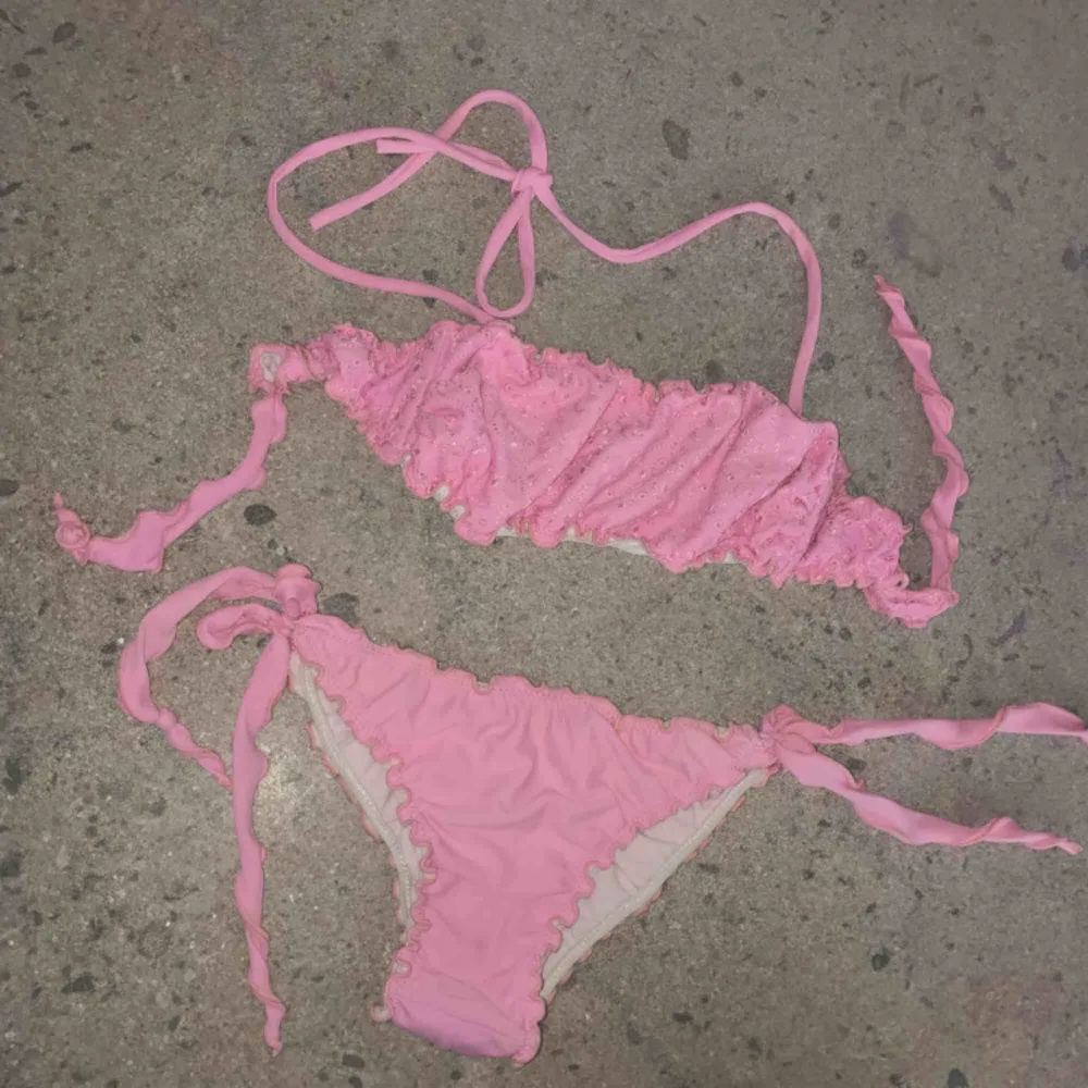 Superfin rosa bikini i storlek xs, använt 3 gånger i fint skick! Nypris 200 kr. Övrigt.