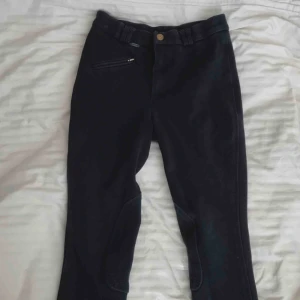  - Ridnings byxor mörklblåa storlek xs/s, finns även i bruna och vita om någon är intresserad.