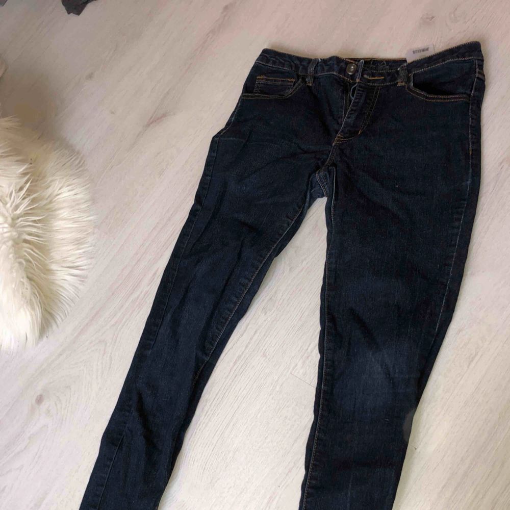 Mörkblåa vila jeans använda 1 gång + feakt. Jeans & Byxor.