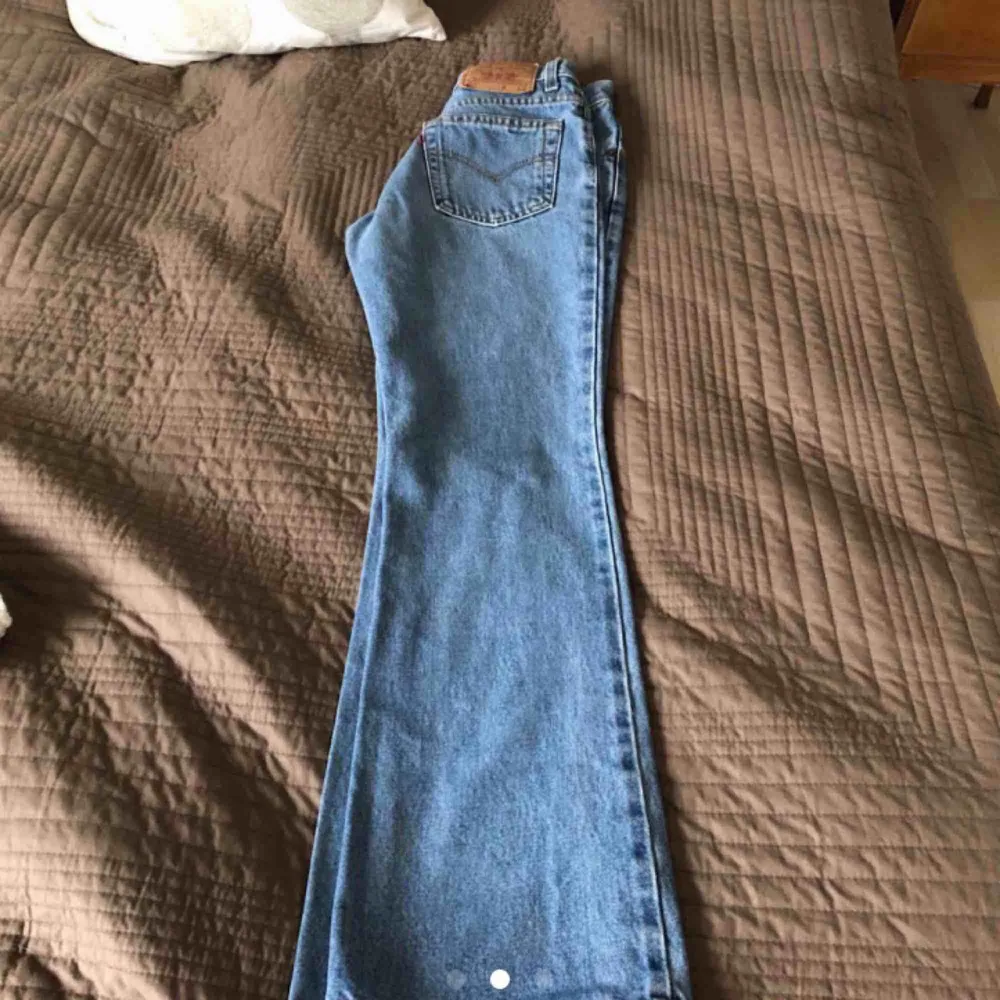 Säljer dessa Levi’s jeans som jag köpte på Plick förra veckan men som är för små för mig. Modellen heter ”Levi’s 517 slim fit bootcut”. Köparen står för frakten.. Jeans & Byxor.