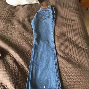 Säljer dessa Levi’s jeans som jag köpte på Plick förra veckan men som är för små för mig. Modellen heter ”Levi’s 517 slim fit bootcut”. Köparen står för frakten.