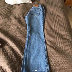  - Säljer dessa Levi’s jeans som jag köpte på Plick förra veckan men som är för små för mig. Modellen heter ”Levi’s 517 slim fit bootcut”. Köparen står för frakten.