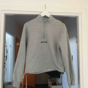  - en halfzip tröja från Sweet sktbs, köparen står för frakten