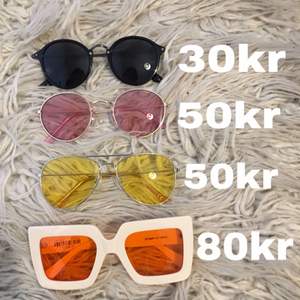 Solglasögon i nyskick. Säljes separat (priser på bilden) eller alla för 180kr. Alla är från H&M förutom de orange med vita bågar som är från Beyond Retro. Möts upp i Stockholm eller skickas mot fraktkostnad. 