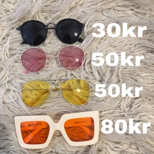  - Solglasögon i nyskick. Säljes separat (priser på bilden) eller alla för 180kr. Alla är från H&M förutom de orange med vita bågar som är från Beyond Retro. Möts upp i Stockholm eller skickas mot fraktkostnad. 