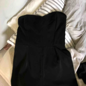  - En fin byxdress som har två tjocka gummiband i ryggen och har hjärtformat byst + frakt