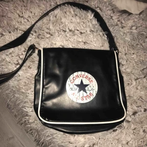  - Converse väska, jättebra skick då den inte är mycket använd. Jätte mycket fickor och fack i väskan (skriv för bilder) kan ändra priset. Man kan göra bandet kortare och längre. 