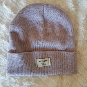  - Mössa från Gina Tricot, endast använd ett fåtal gånger. Frakt ej inkluderat.