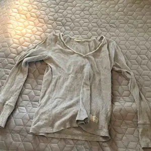 Ribbstickad långärmad tröja från Odd Molly i grått Stl 2 Knappt använd Nypris 600 