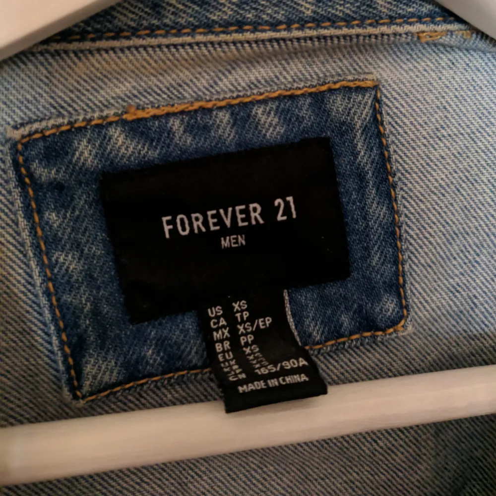 Almost never used a jacket from Forever 21 in Los Angeles. An XS on men's division but fits from XS-M. It can be sent for free or meet up at Täby 🌞. Jackor.