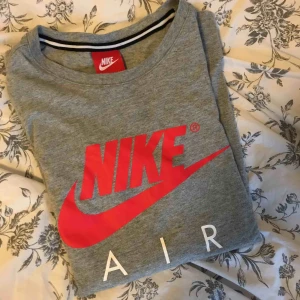  - En grå Nike air t-shirt knappt använd 🥰