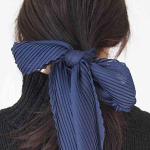 Så fin marinblå sjal som man kan använda på flera sätt!