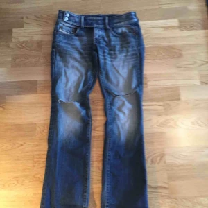  - Riktigt snygga Diesel jeans, hål vid knäna och lite utsvängda nertill Kom med bud och kolla gärna mina andra annonser, kan samfrakta i den mån det går Går ej att swisha, men går bra med kontanter eller banköverföring