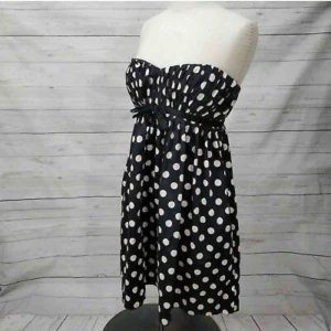 Snygg retro klänning från Betsey Johnson - Så fin klänning från lyxiga märket Betsey Johnson. Vackert tungt tyg med glans och klänningen har sköna fickor.