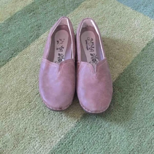  - Fina skor i ljusbrun/gråbrun färg. Mycket lite använda.