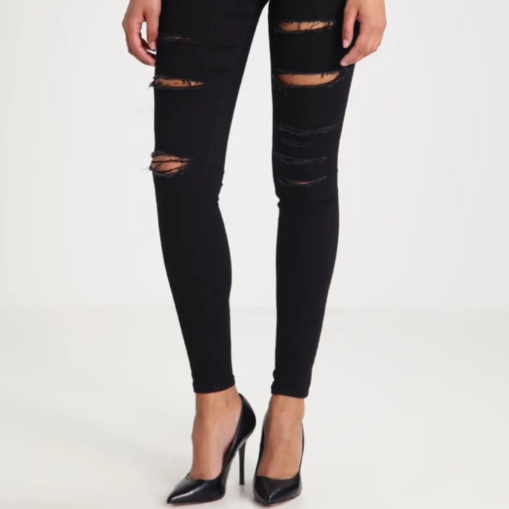 Svarta jeans från Topshop. Använda ca 2-3 ggr så dom är som nya. Hög midja och perfekt passform. . Jeans & Byxor.