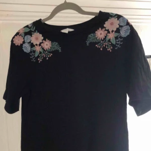  - Superfin T-shirt med broderade blommor! Frakt tillkommer