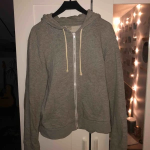  - Basic grå hoodie. Köparen står för frakten, kan mötas upp i Lund
