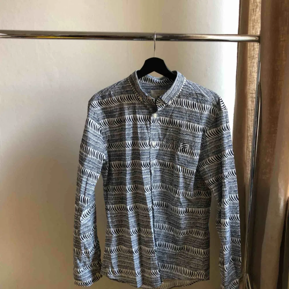 En skjorta från lexington i perfekt skick! Originalpriset: 1100kr Köparen står för eventuell frakt men annars kan jag mötas upp i Stockholm. Skjortor.