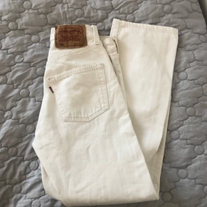  - Vita Levis 501. Storlek w26 L28 men mycket mindre i storleken, skulle säga att de passar en XS!  Pytte liten fläck där fram, syns knappt! Mycket sparsamt använda då de är försmå! Köparen står för frakt!
