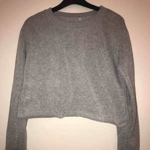  - Kort collegetröja från Shein strl S. Köpare står för frakt själv✨