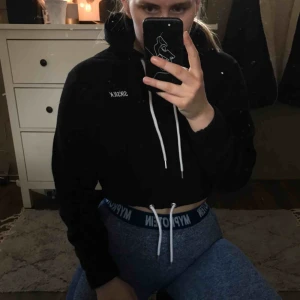  - En svart kroppad hoddie köpt på madlady för runt 500 kr, aldrig använd, väldigt snygg men kommer tyvärr aldrig till användning, hoppas på att någon annan får användning av den✨