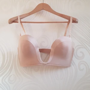  - Bra from Wonderbra, special shape for tops and dresses with a deep collar! A must have in ypur wardrobe. Size 80B,used a few times. Shipping is paid by the buyer.