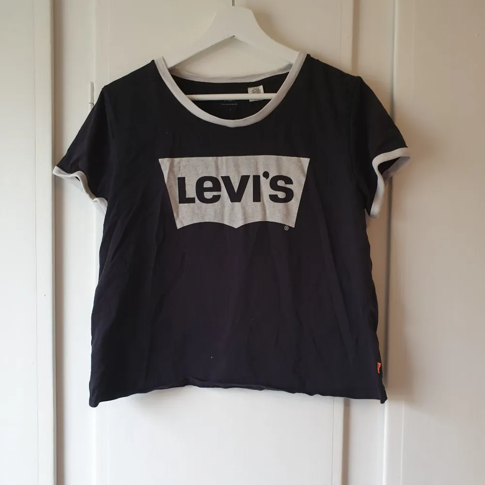 Levis t-shirt med vita detaljer ⭐. Toppar.