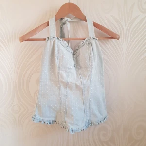  - Topp i denim/jeans från Bershka! Suuuper söt till sommar 😍  Använt några ggr men måste sälja då jag har gått upp i vikt 😅  Passar XS och S ! Frakt betalas av köparen eller så kan vi träffas vid centralen eller täby 