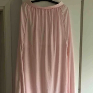  - En prinsess-liknande kjol som går ner till fötterna. Använd cirka 2 gånger. Väldigt fint skick och svalt skönt typ. 