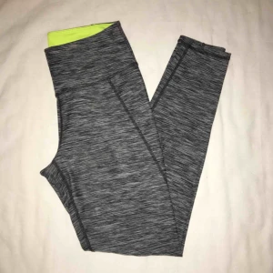  - Snygga träningsbyxor som passar både XS och S. Väldigt bekväma och näst intill oanvända. Har du några frågor eller vill ha fler bilder är det bara att skriva till mig 😊 Frakt betalar köparen. 