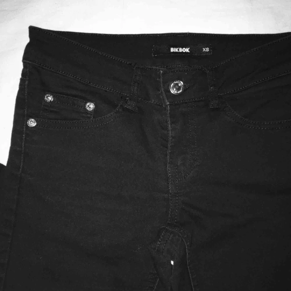 Snygga lågmidjade svarta jeans som slutar vid anklarna. Näst intill oanvänd. Har du några frågor eller vill ha fler bilder är det basa att skriva till mig 😊 Frakt betalar köparen.. Jeans & Byxor.