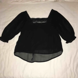  - Snygg svart blus med spets. Bekväm och skön. Passar även XS. Har du några frågor eller vill ha fler bilder är det basa att skriva till mig 😊 Frakt betalar köparen.