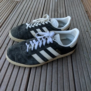  - Adidas Gazelle! Väl använda men full fungerande. Går att tvätta :)